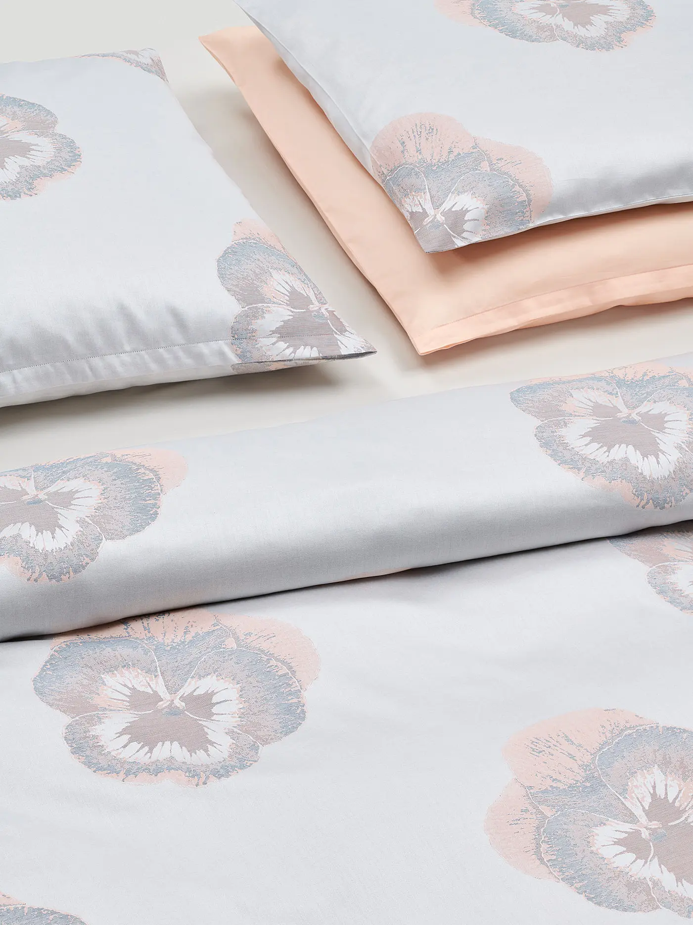CHRISTIAN FISCHBACHER | Jacquard Deckenbezug Pansy 140x200cm Silber/Rose | 
